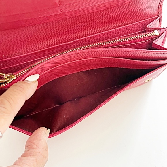 PRADA 🌟Saffiano Leather Wallet - Picture 12 of 16